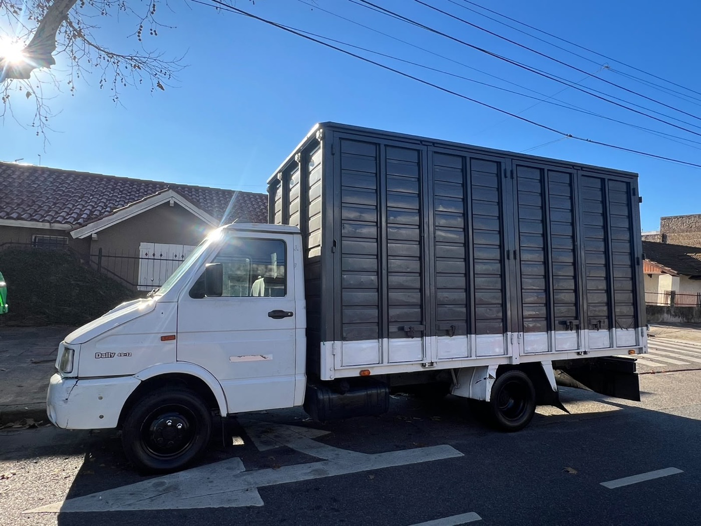 Flota propia – Urquiza Fletes Camión Iveco de la flota propia de Urquiza Fletes para mudanzas y fletes en Buenos Aires