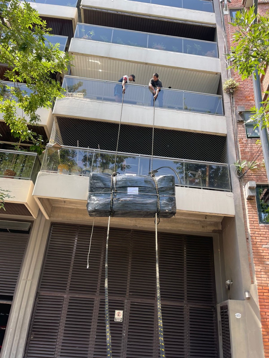 Trabajos con soga en altura Trabajo con soga en altura: bajada de muebles por balcón realizada por Urquiza Fletes
